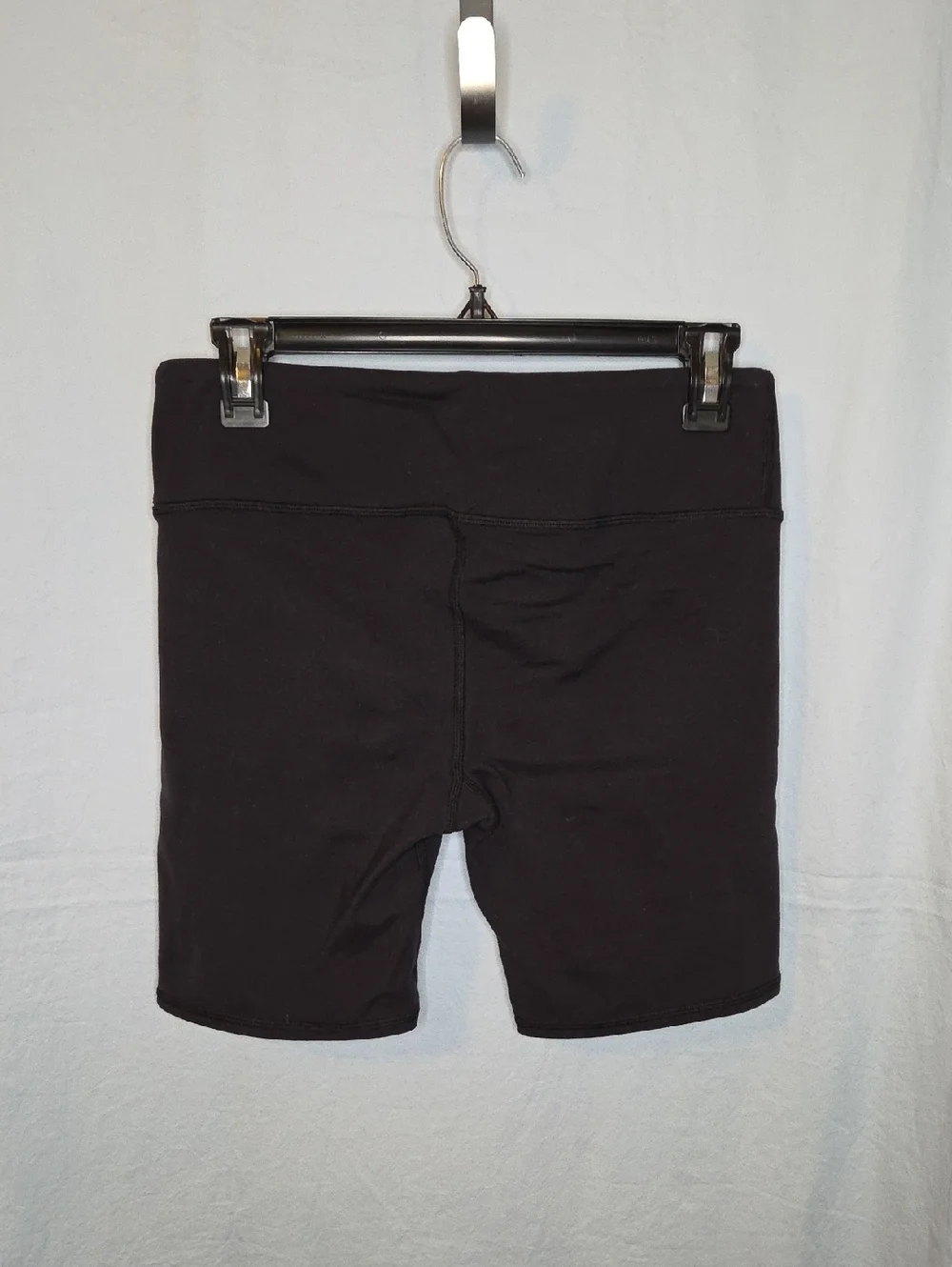 G454. Alo Airbrush High Waist Biker Shorts in Black - Size M - Picture 2 of 8